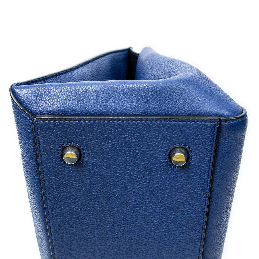 Bolso de hombro mediano Edge Bag de piel de becerro granulada azul