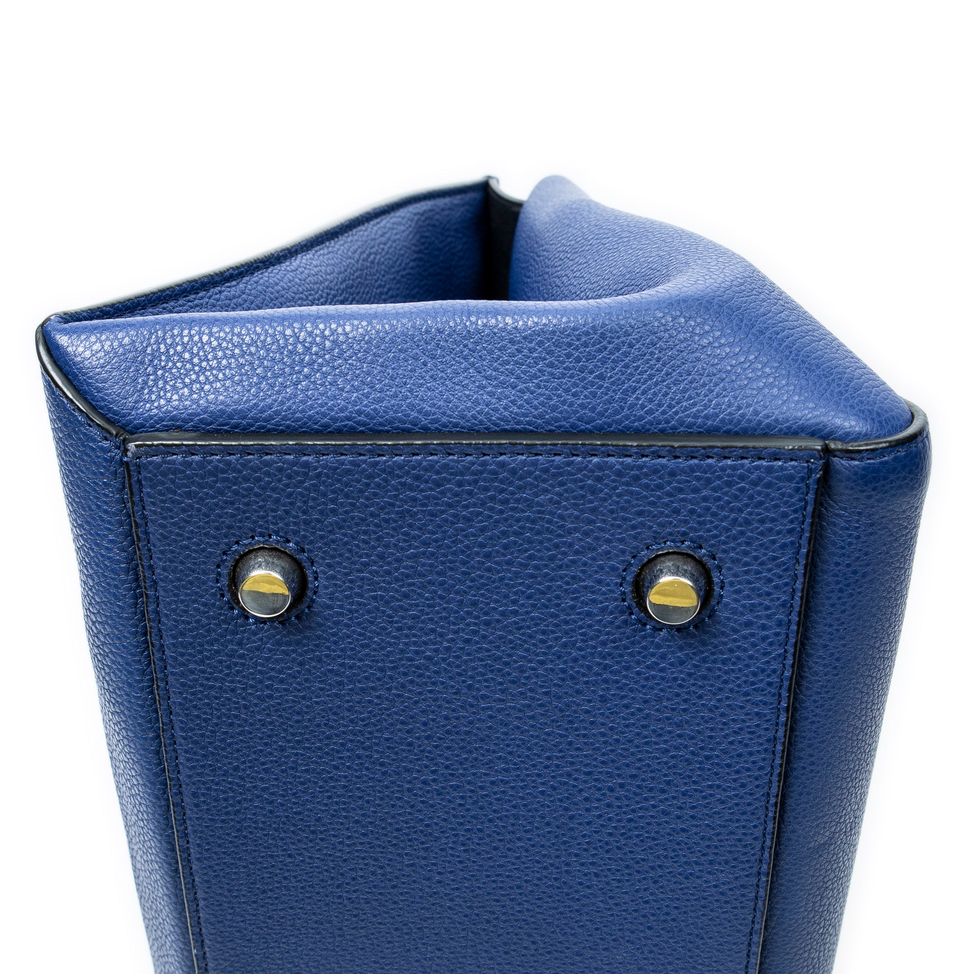 Bolso de hombro mediano Edge Bag de piel de becerro granulada azul