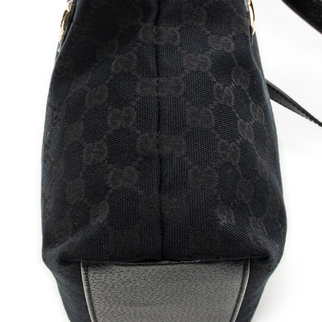 Bolso de hombro Charmy Bucket Tote de lona monogramada negra