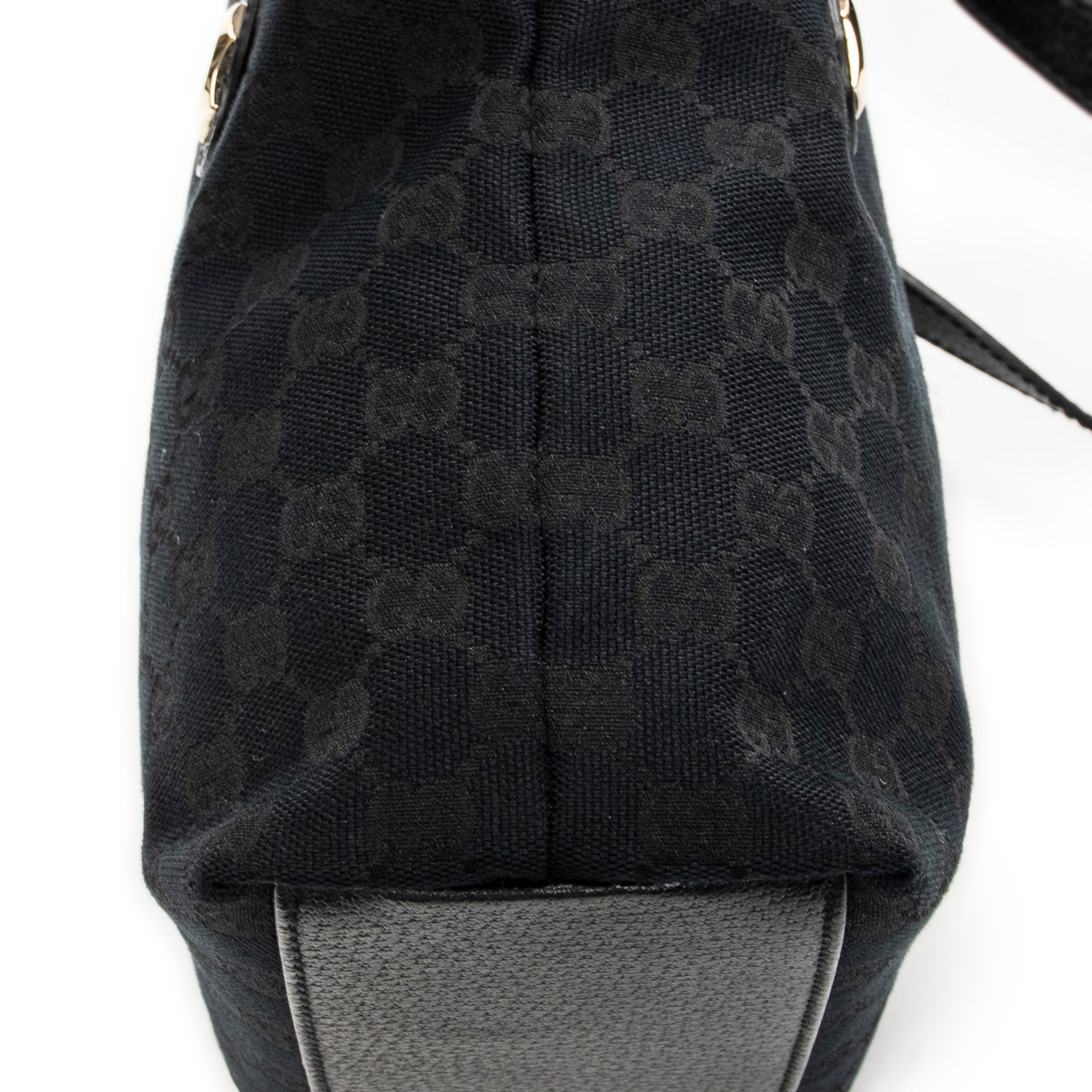 Bolso de hombro Charmy Bucket Tote de lona monogramada negra
