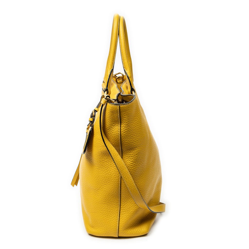 Bolso de hombro convertible con cremallera, piel Vitello Daino, amarillo