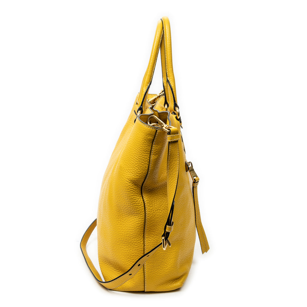 Bolso de hombro convertible con cremallera, piel Vitello Daino, amarillo