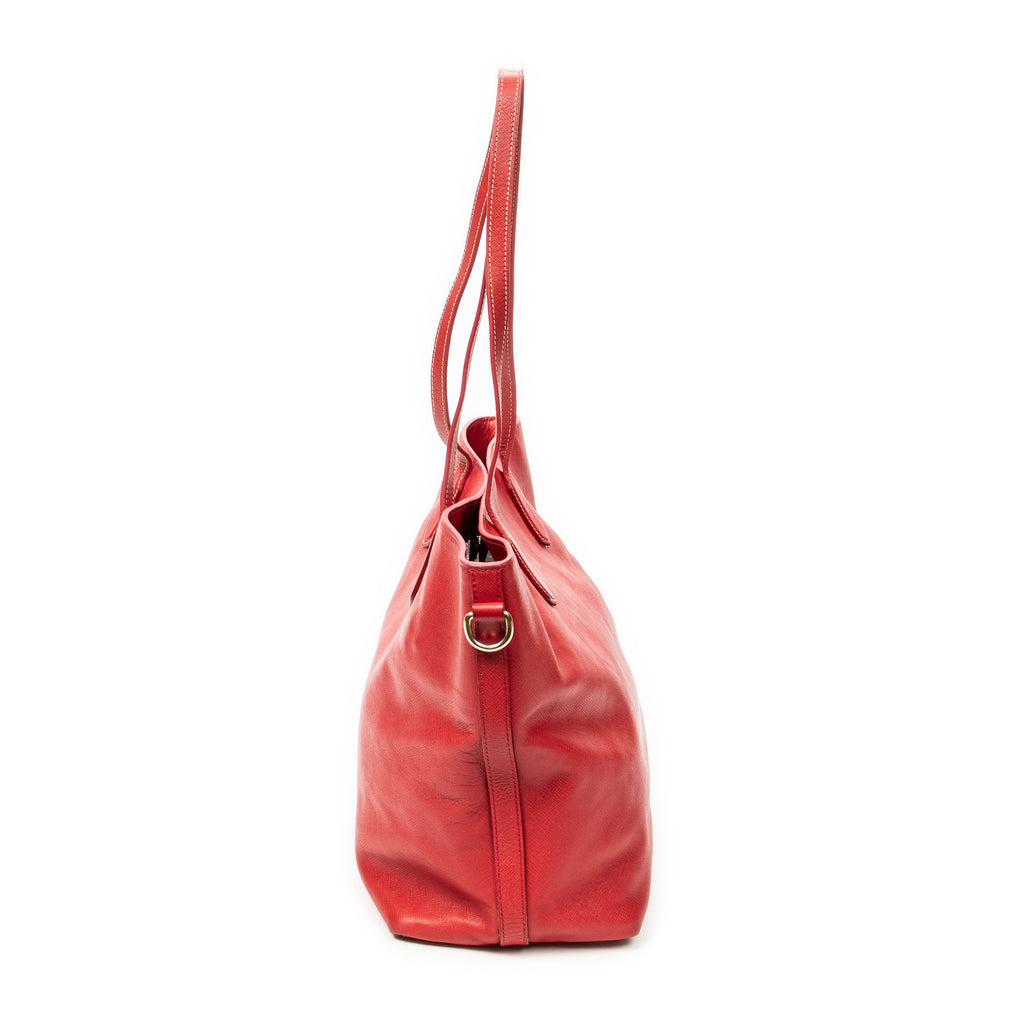 Bolso de hombro convertible abierto tipo tote de piel saffiano roja