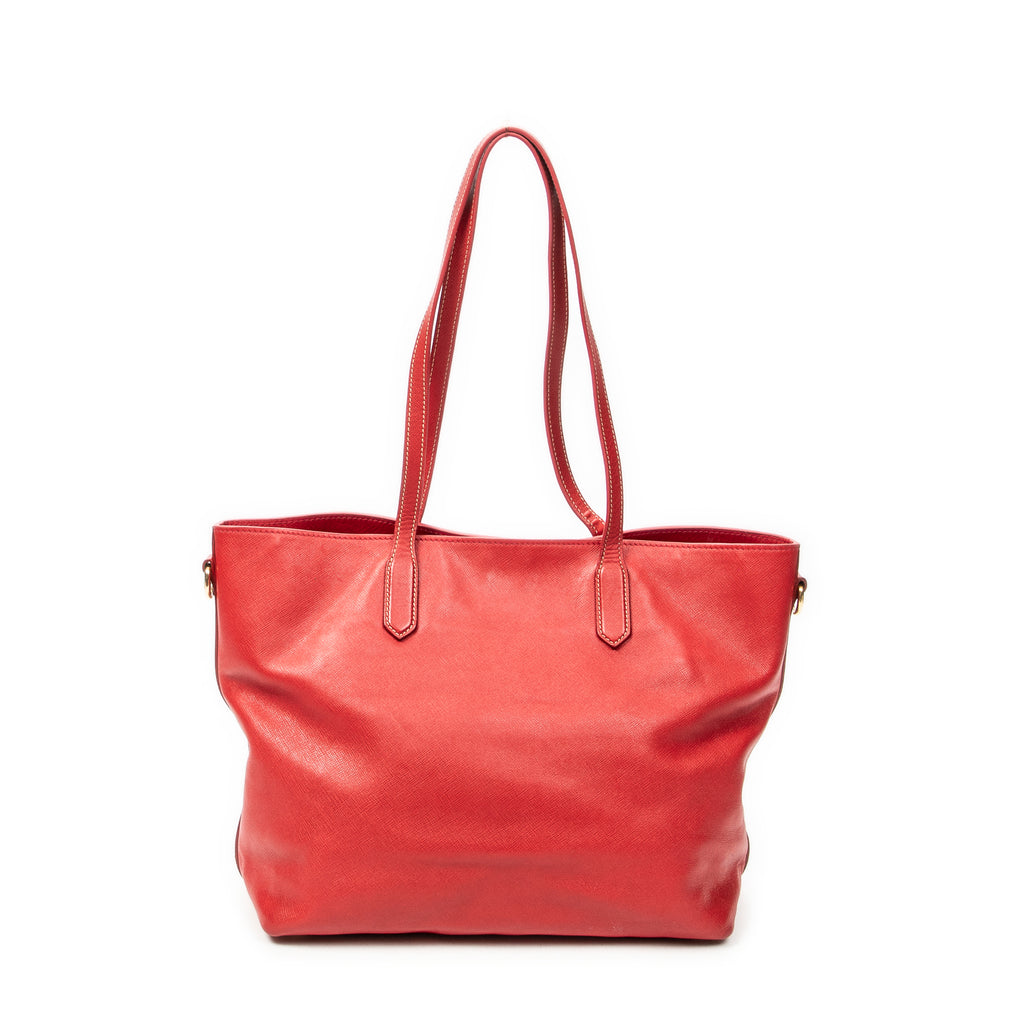 Bolso de hombro convertible abierto tipo tote de piel saffiano roja