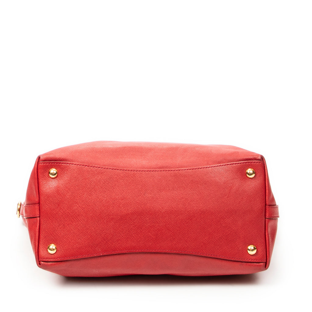 Bolso de hombro convertible abierto tipo tote de piel saffiano roja