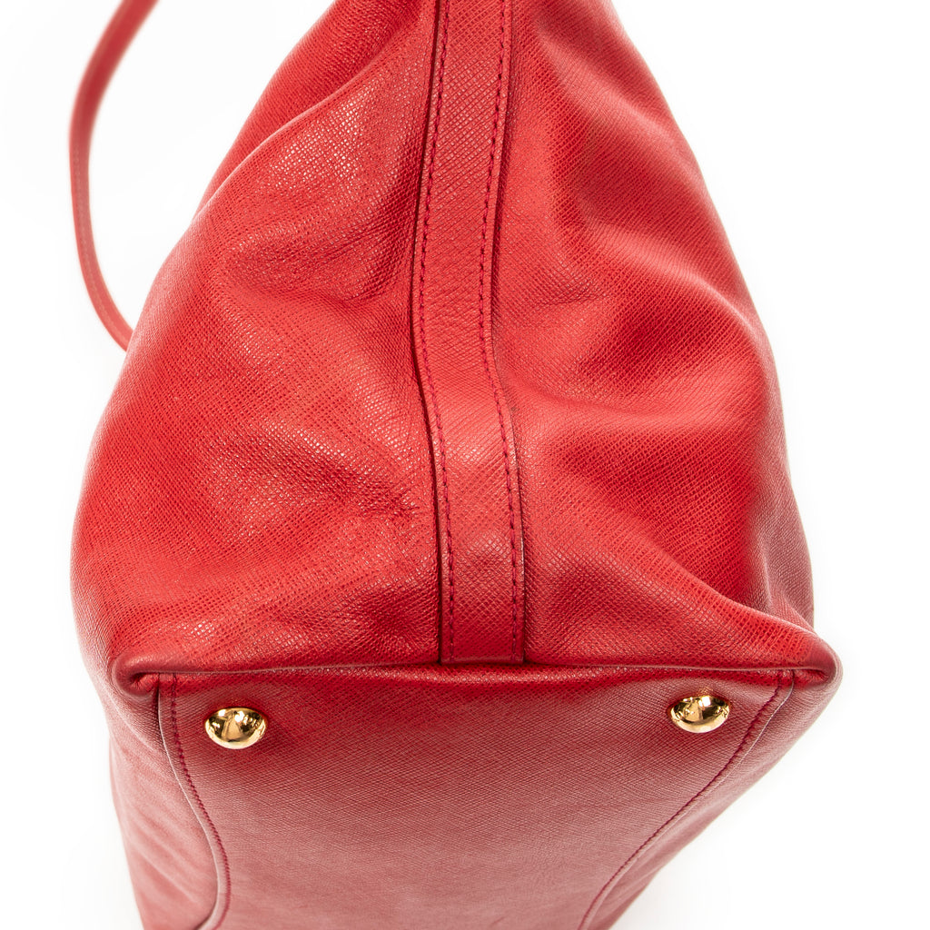 Bolso de hombro convertible abierto tipo tote de piel saffiano roja