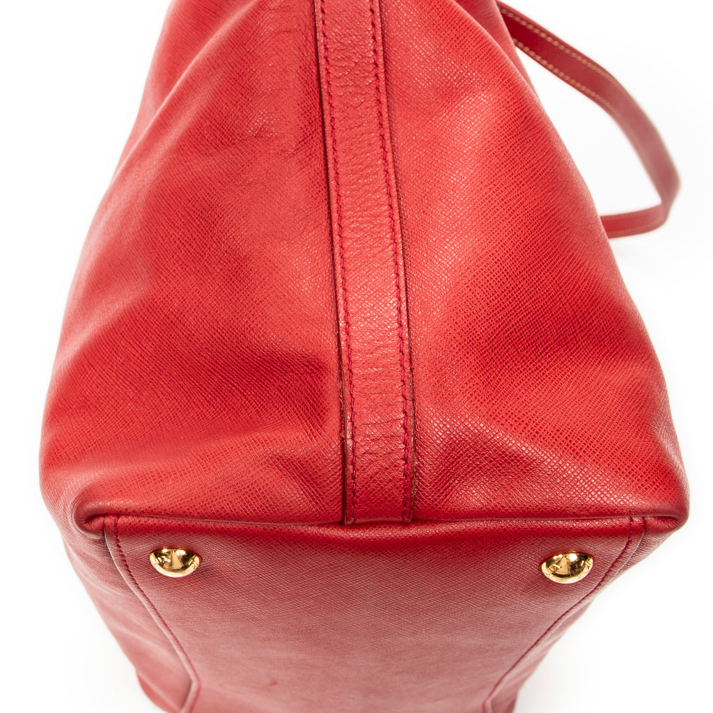 Bolso de hombro convertible abierto tipo tote de piel saffiano roja