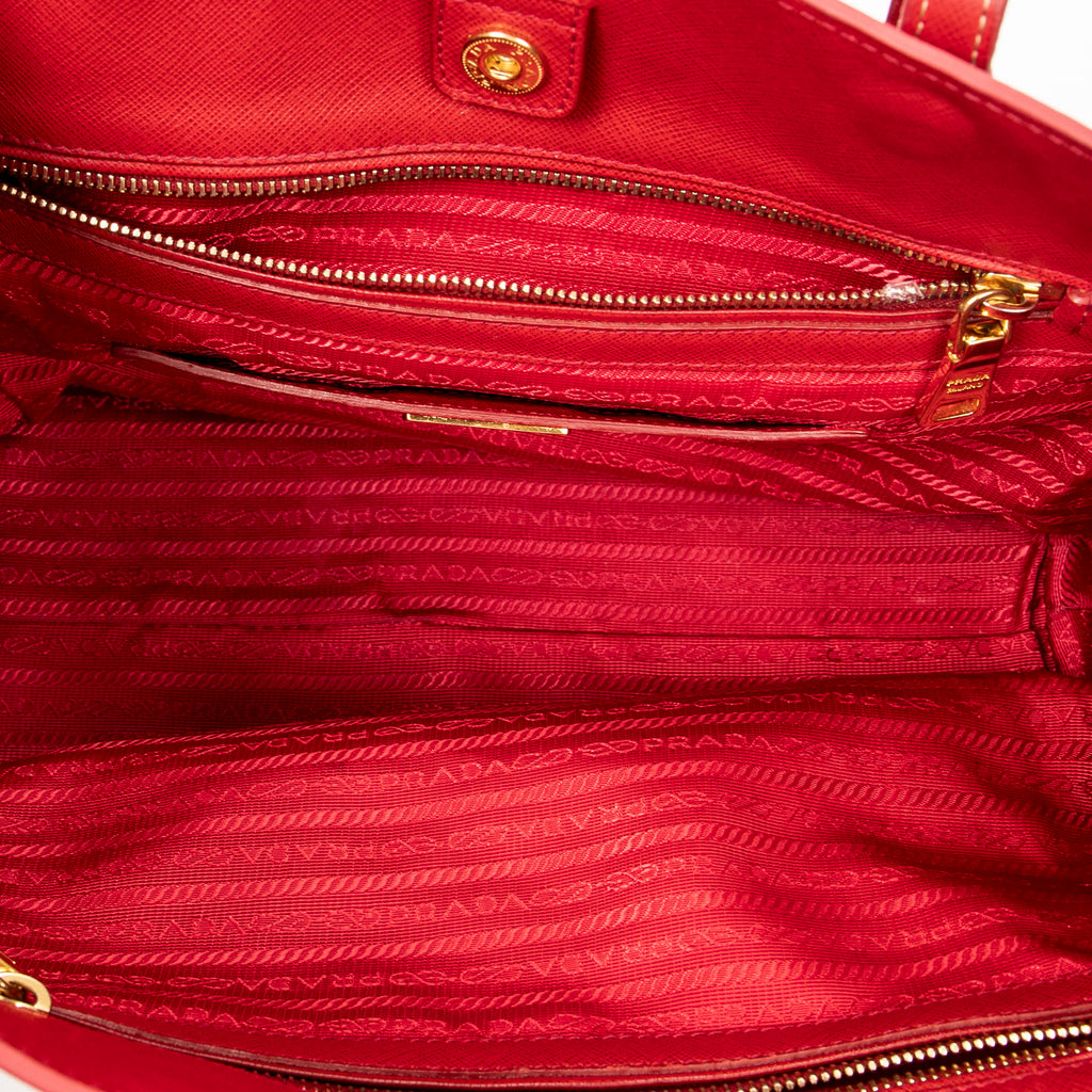 Bolso de hombro convertible abierto tipo tote de piel saffiano roja