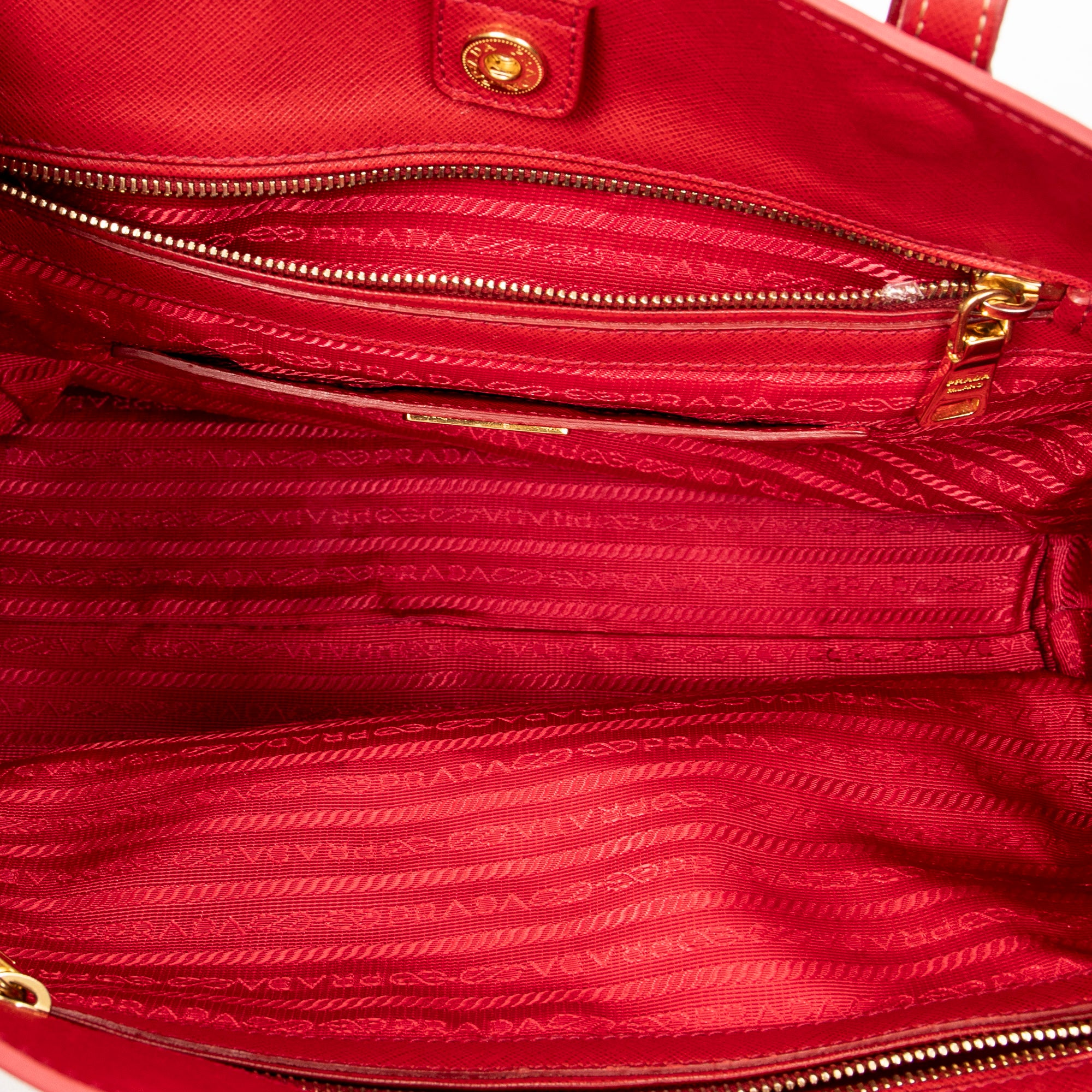 Bolso de hombro convertible abierto tipo tote de piel saffiano roja
