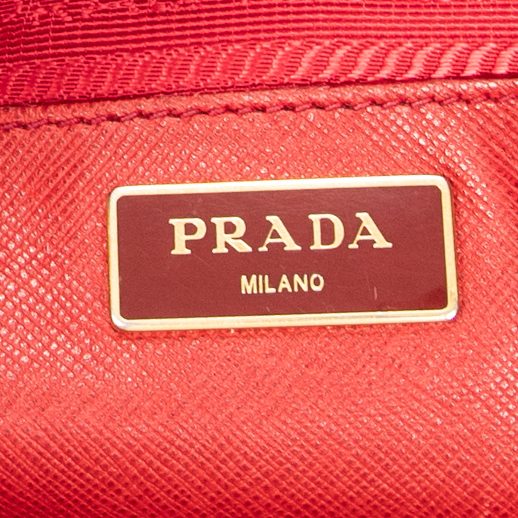 Bolso de hombro convertible abierto tipo tote de piel saffiano roja