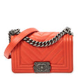 Bolso de hombro niño pequeño naranja piel de cordero acolchada chevron