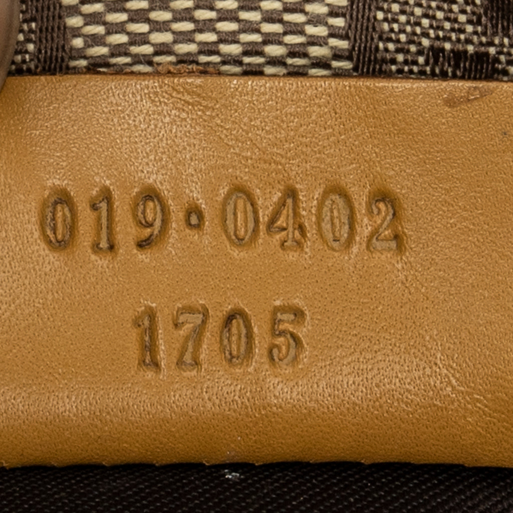 Bolso de hombro con cremallera en el bolsillo delantero, de lona beige con monograma