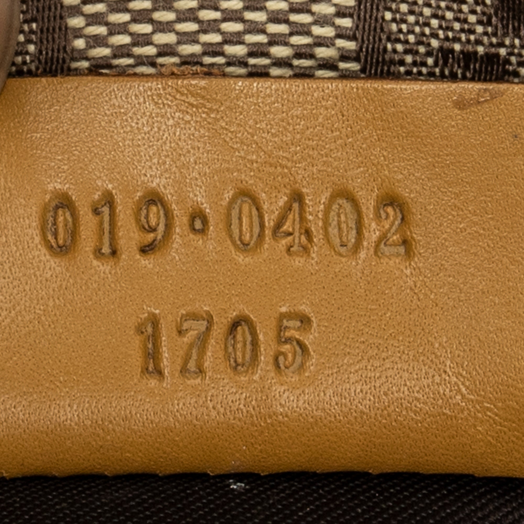 Bolso de hombro con cremallera en el bolsillo delantero, de lona beige con monograma