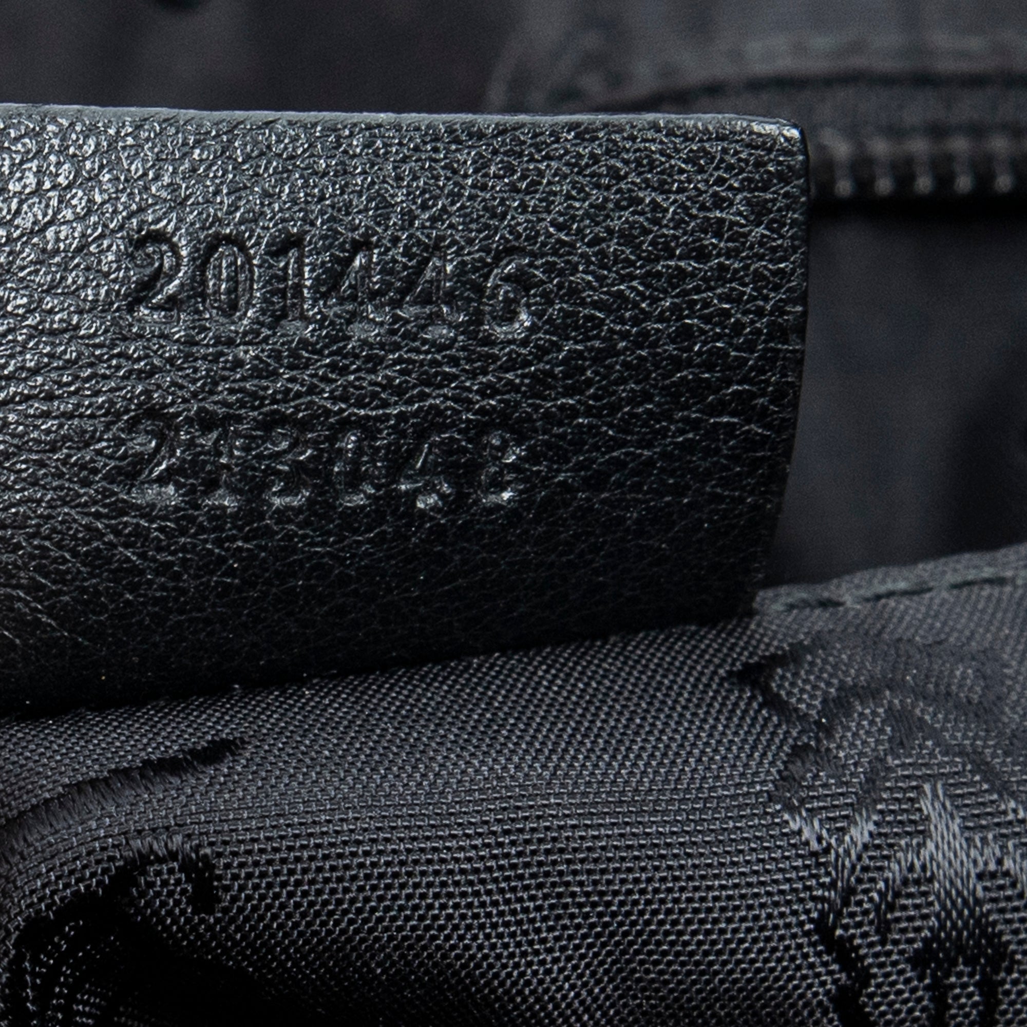 Sac bandoulière grand carré zippé messager en cuir Guccissima noir