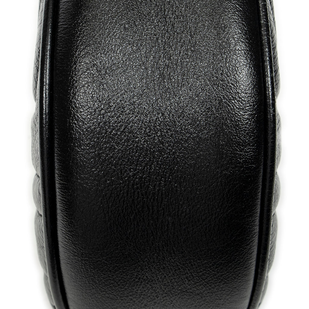 Bolso Bandolera GG Marmont Redondo con Cadena de Piel Acolchada Chevron Negra
