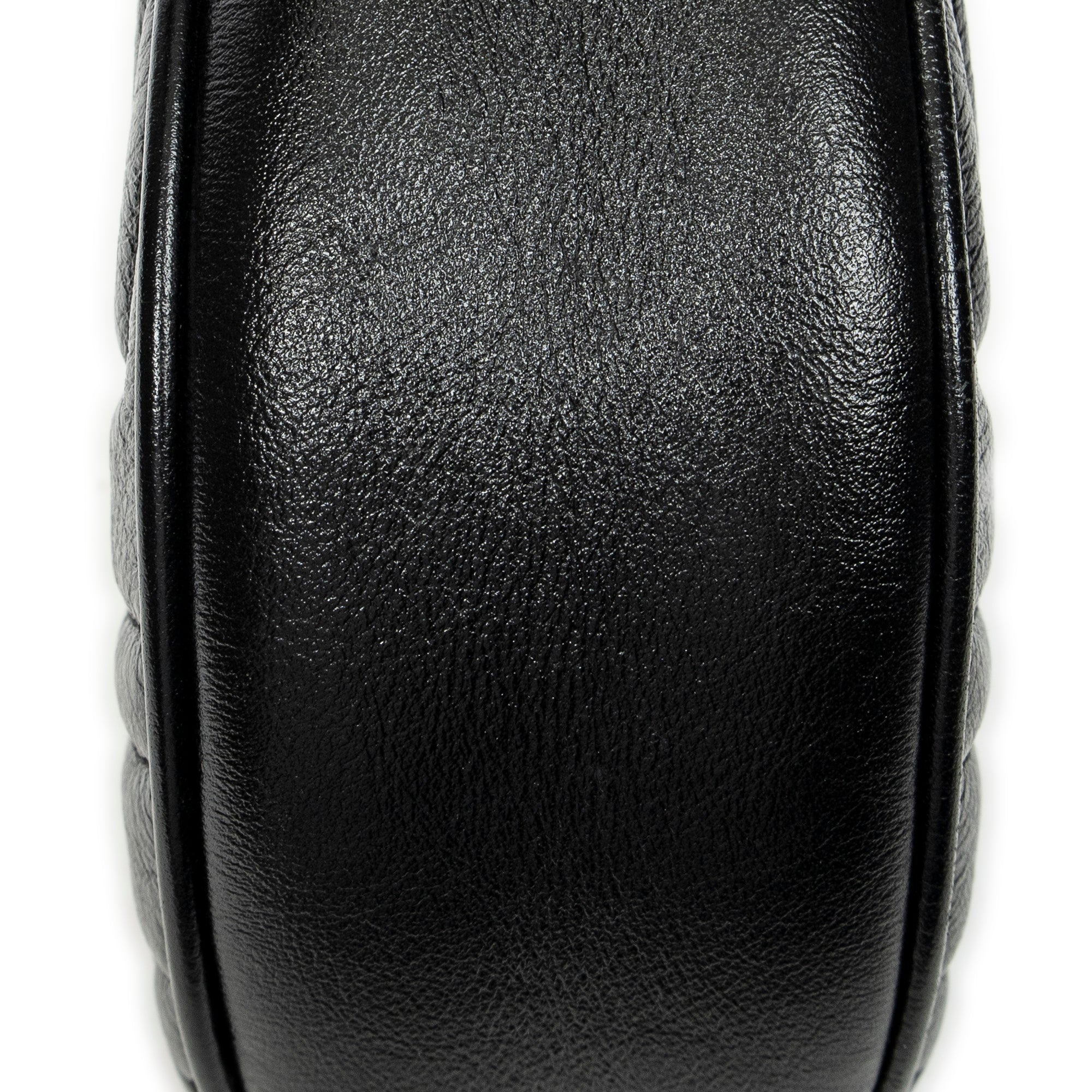 Bolso Bandolera GG Marmont Redondo con Cadena de Piel Acolchada Chevron Negra