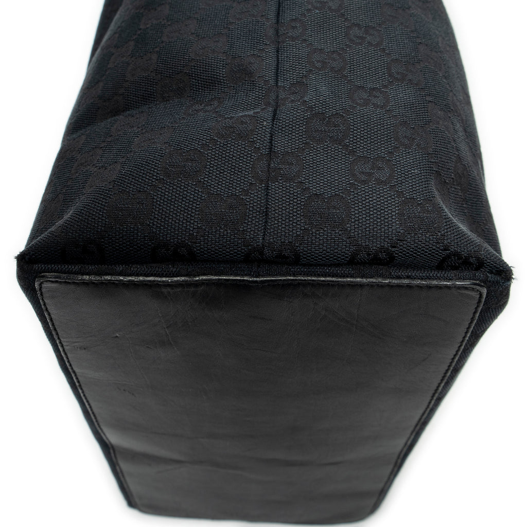 Bolso de hombro vertical grande de lona demin negra con monograma