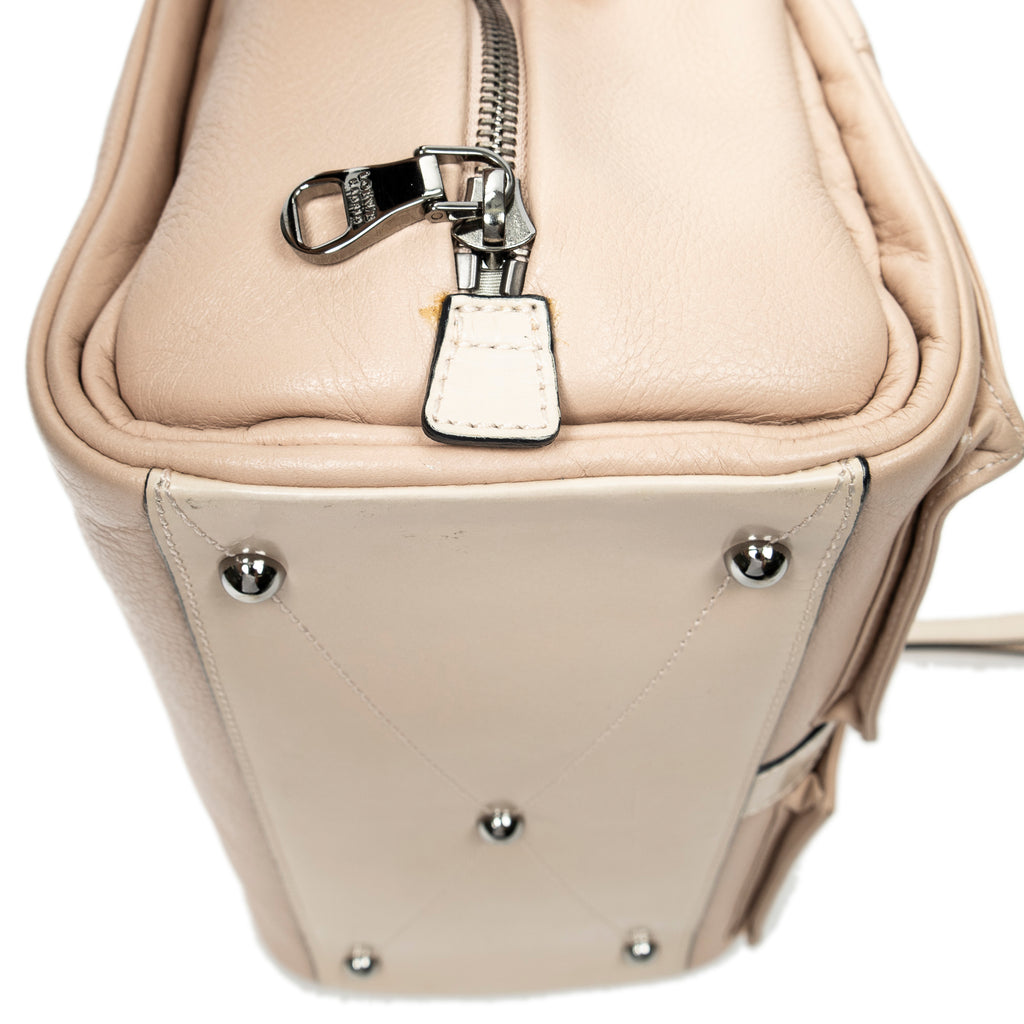 Shoulder Bag Lola 26 Light Pink Grained Calfskin Leather