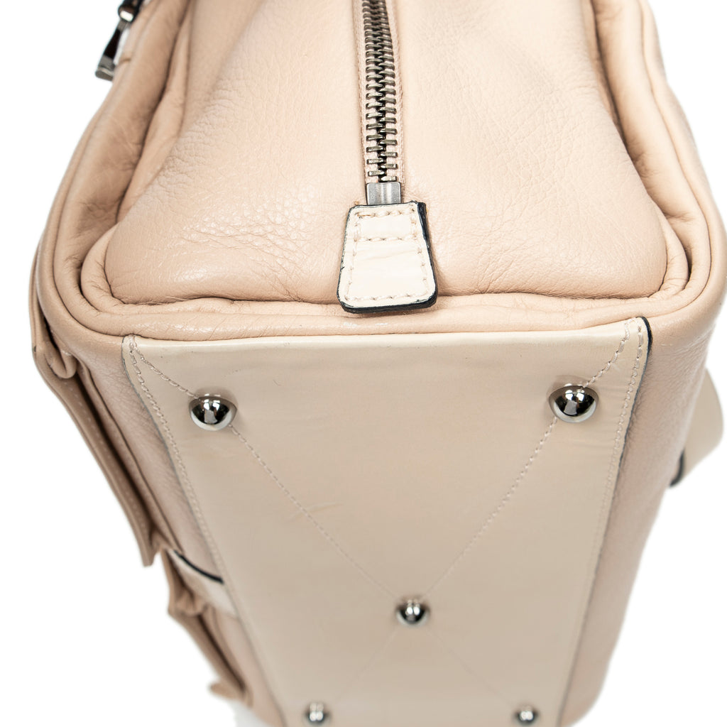 Shoulder Bag Lola 26 Light Pink Grained Calfskin Leather