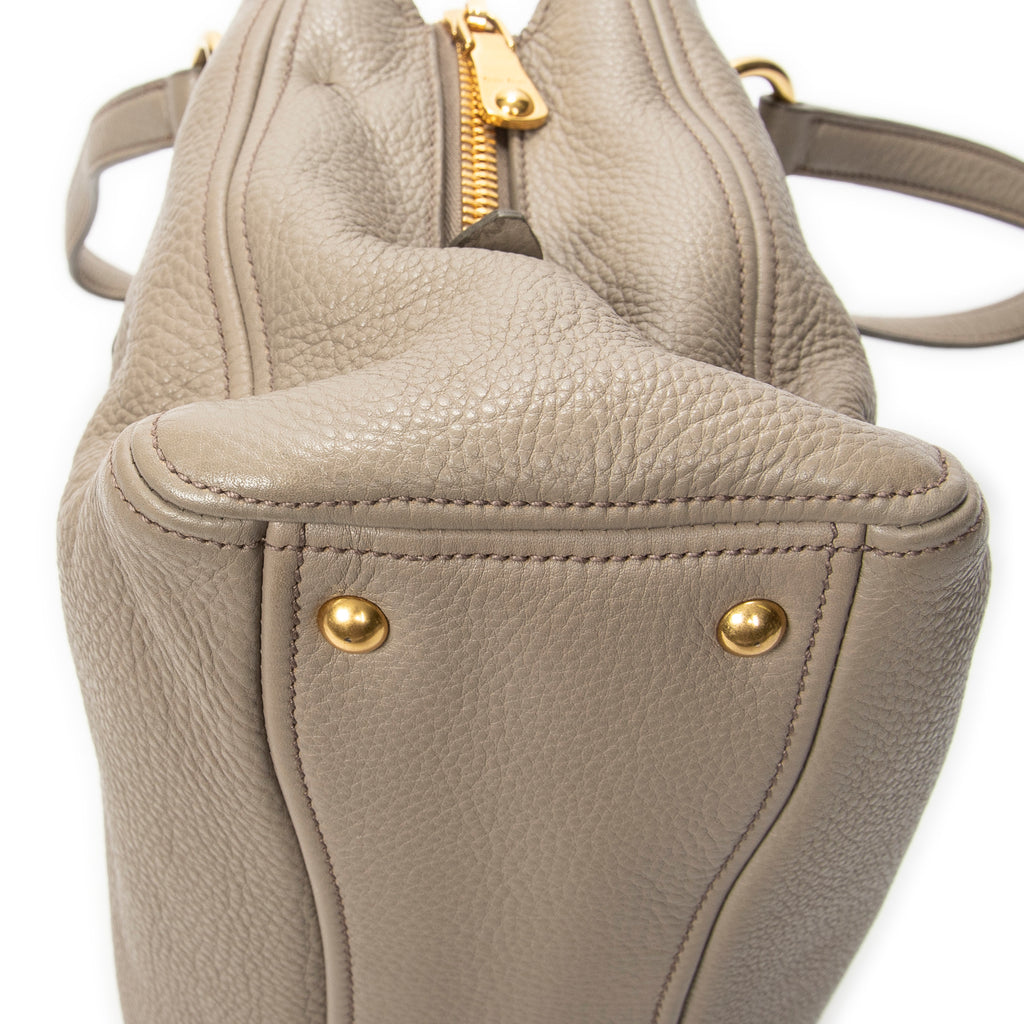 Bolso de hombro convertible en bandolera de piel de becerro Caribu gris