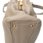 Bolso de hombro convertible en bandolera de piel de becerro Caribu gris