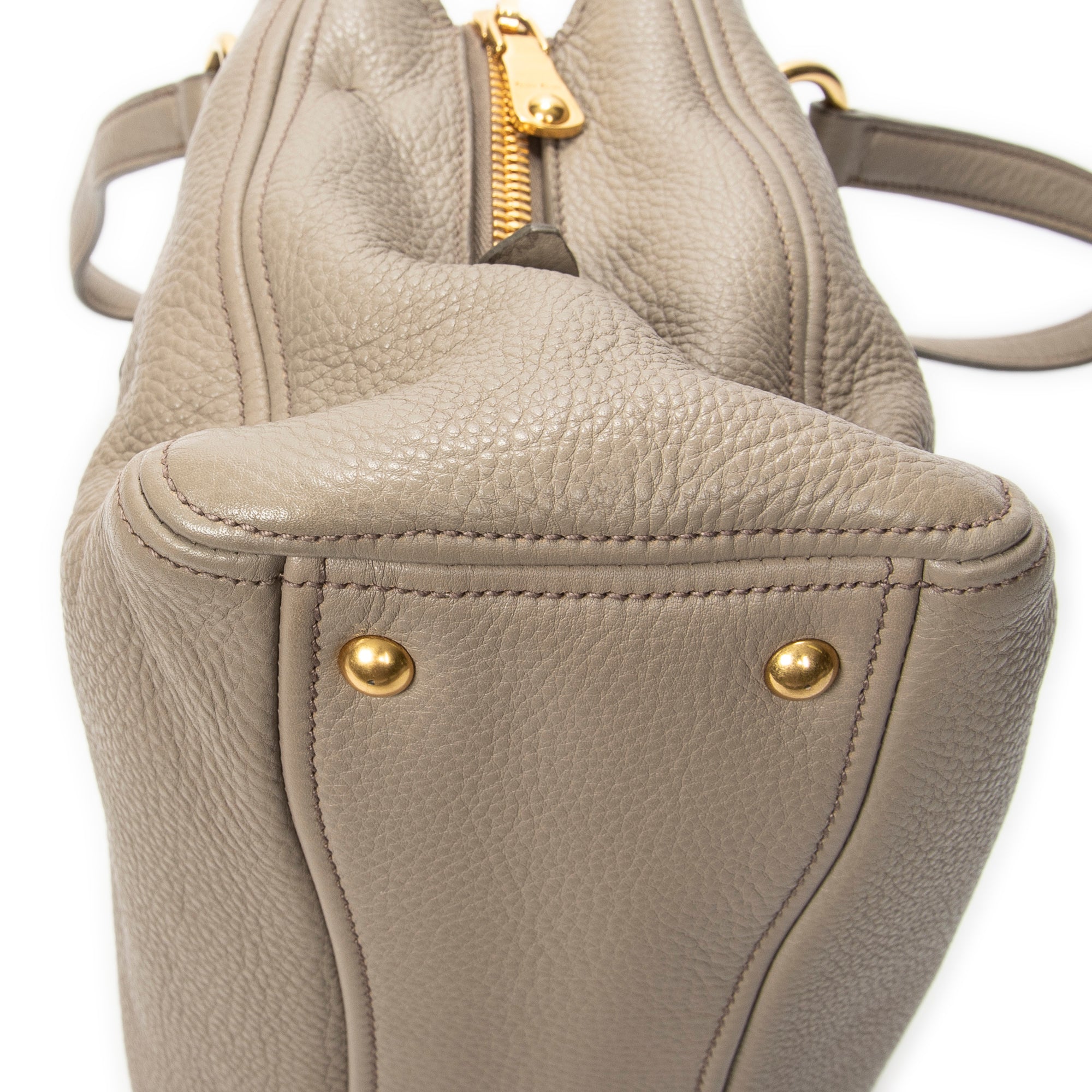 Bolso de hombro convertible en bandolera de piel de becerro Caribu gris
