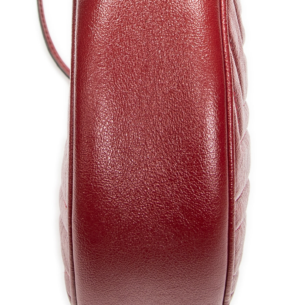 Bandolera GG Marmont con cadena, redonda, de cuero acolchado en chevron rojo