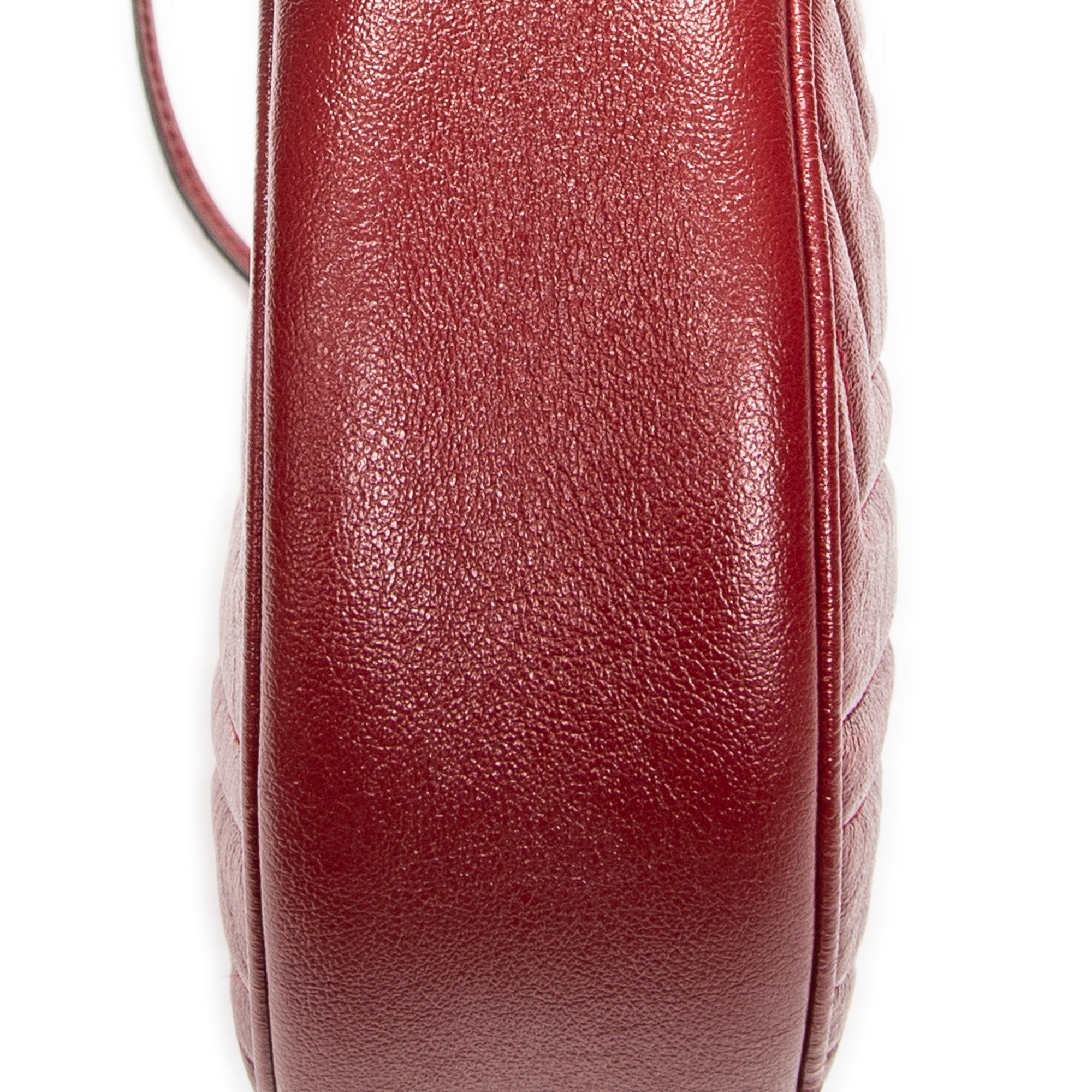 Bandolera GG Marmont con cadena, redonda, de cuero acolchado en chevron rojo