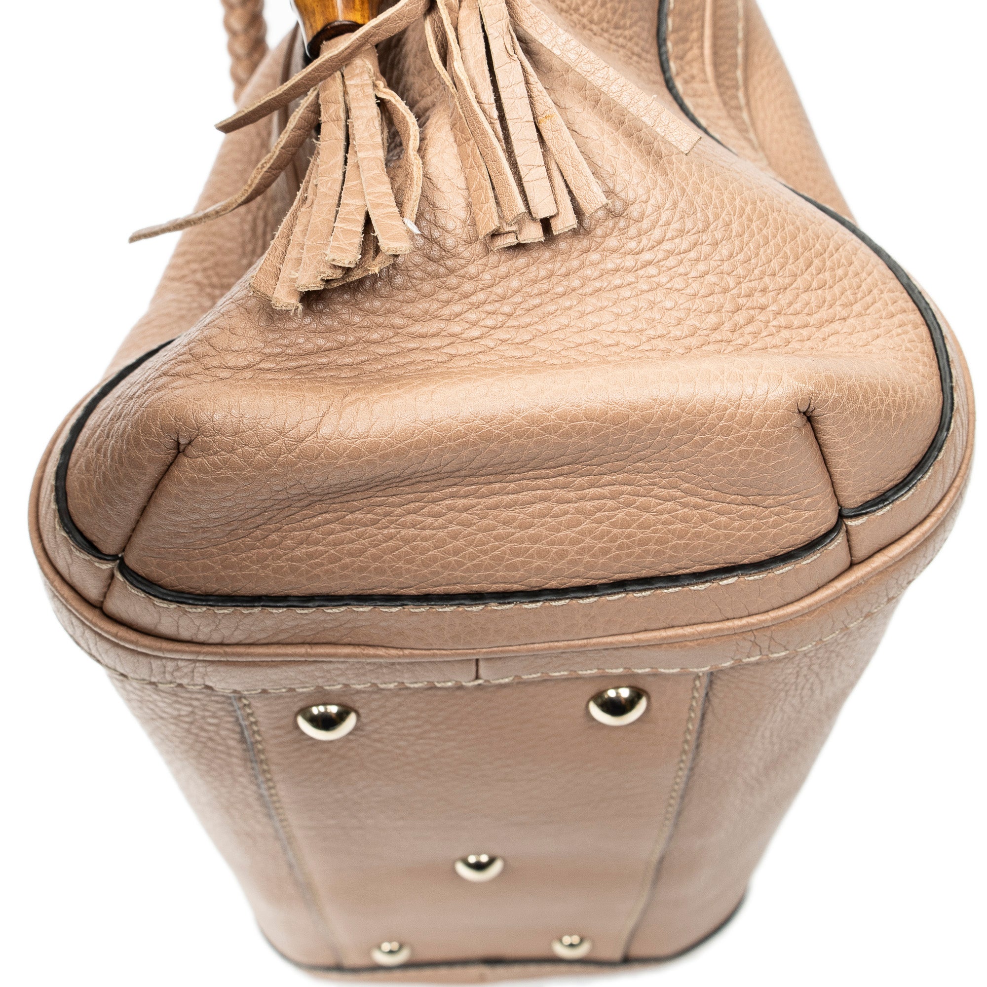 Bolso de hombro con borla de bambú y cremallera de piel de becerro rosa