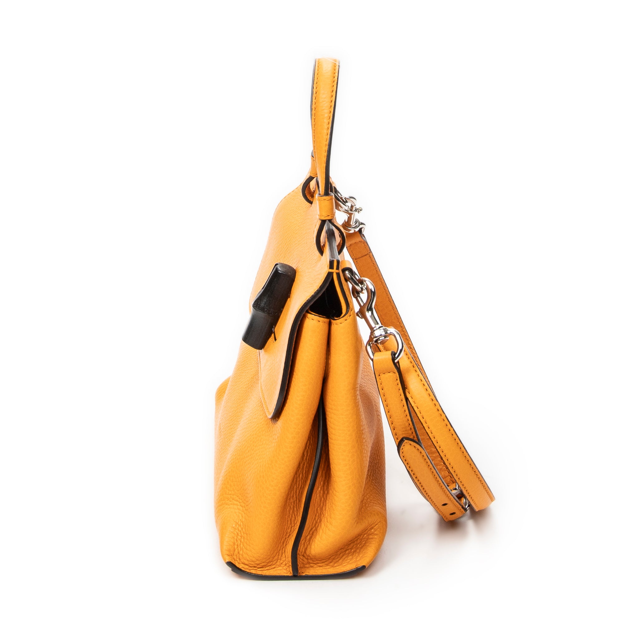 Bandolera pequeña de bambú con asa superior de piel de becerro granulada en amarillo mostaza
