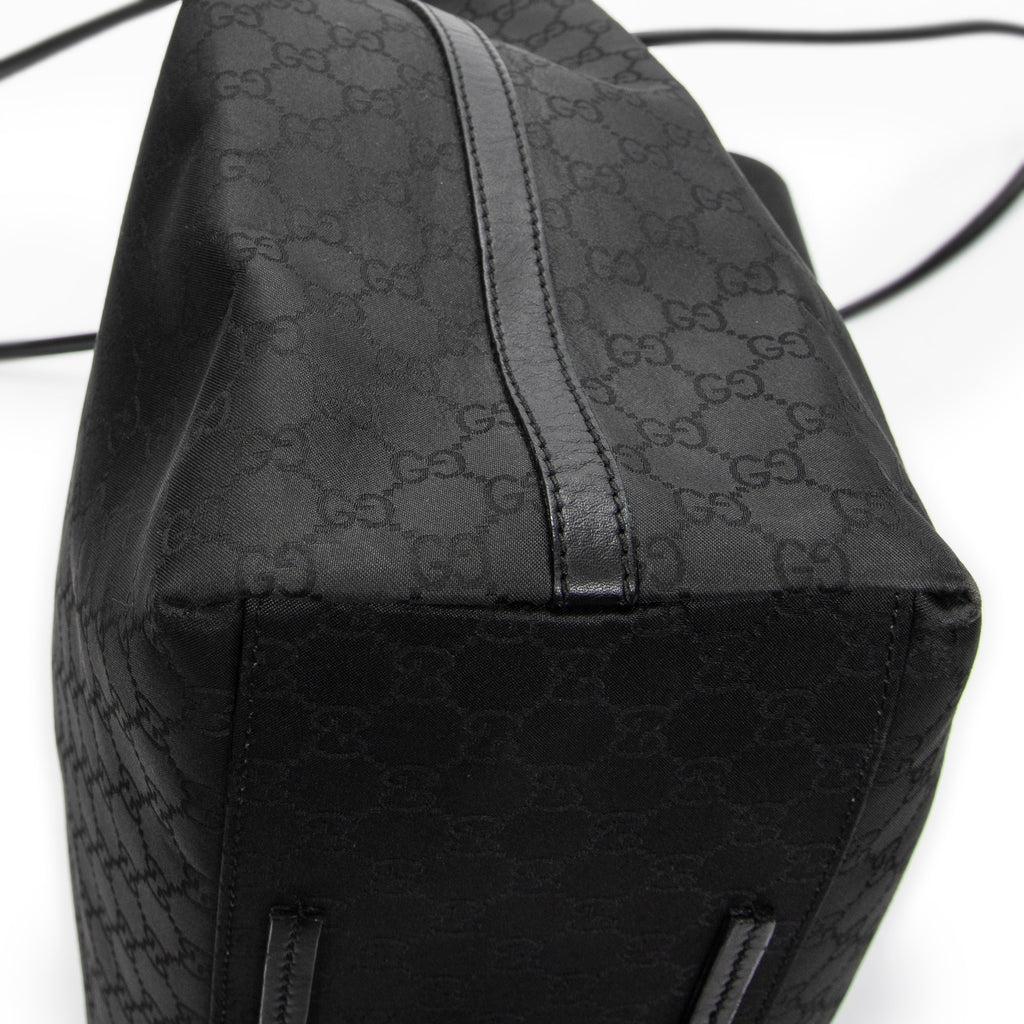 Bolso de hombro con cordón, tote vertical, lona de nailon monogramada negra