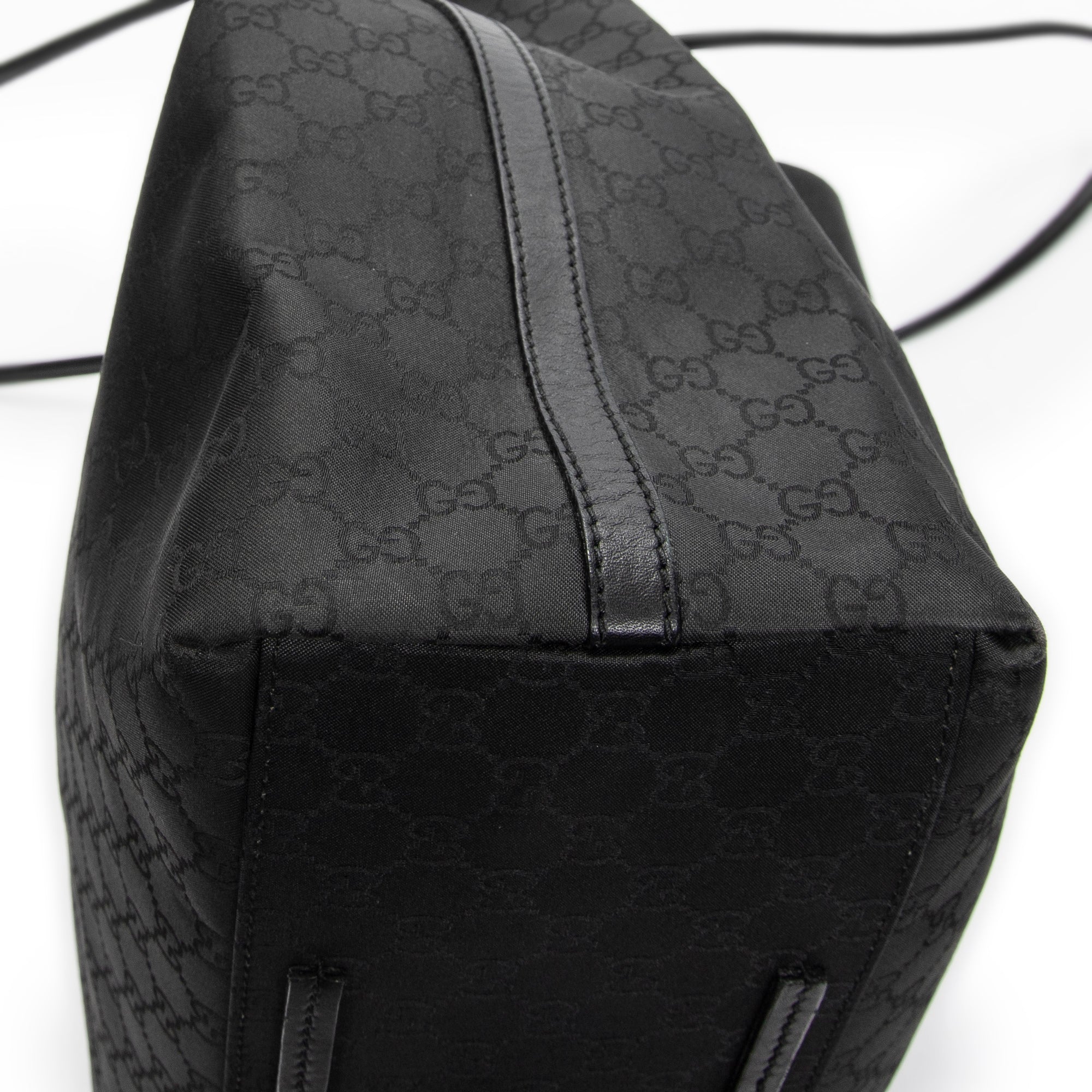 Bolso de hombro con cordón, tote vertical, lona de nailon monogramada negra
