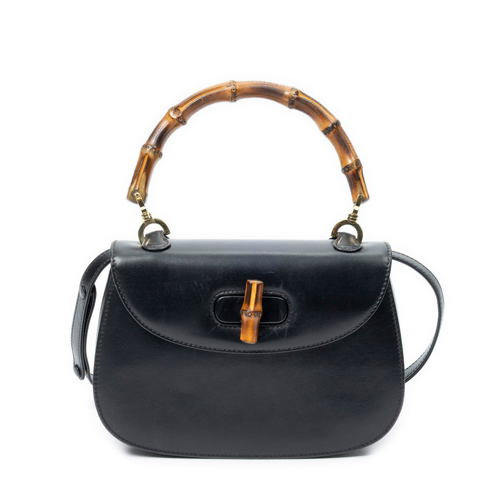 Bolso de hombro pequeño con asa superior de bambú y solapa en piel de becerro lisa negra