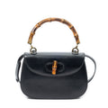 Bolso de hombro pequeño con asa superior de bambú y solapa en piel de becerro lisa negra