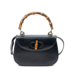 Bolso de hombro pequeño con asa superior de bambú y solapa en piel de becerro lisa negra
