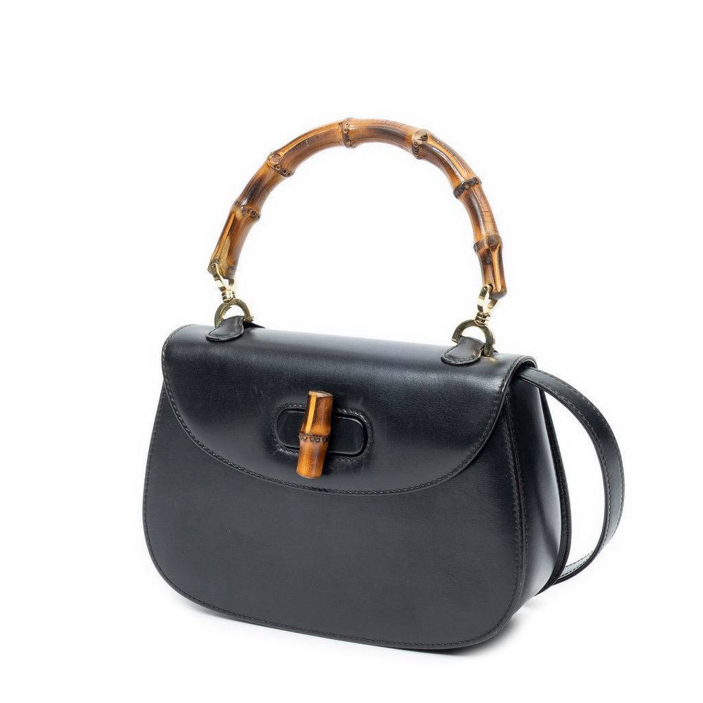 Bolso de hombro pequeño con asa superior de bambú y solapa en piel de becerro lisa negra