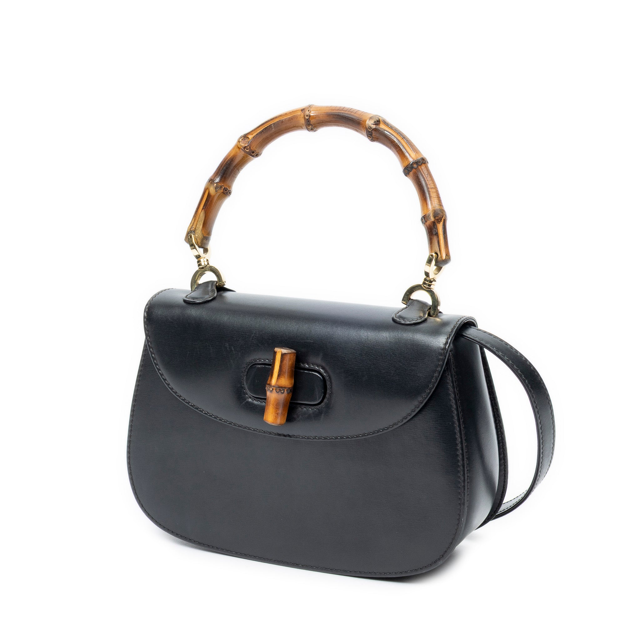 Bolso de hombro pequeño con asa superior de bambú y solapa en piel de becerro lisa negra