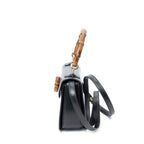 Bolso de hombro pequeño con asa superior de bambú y solapa en piel de becerro lisa negra