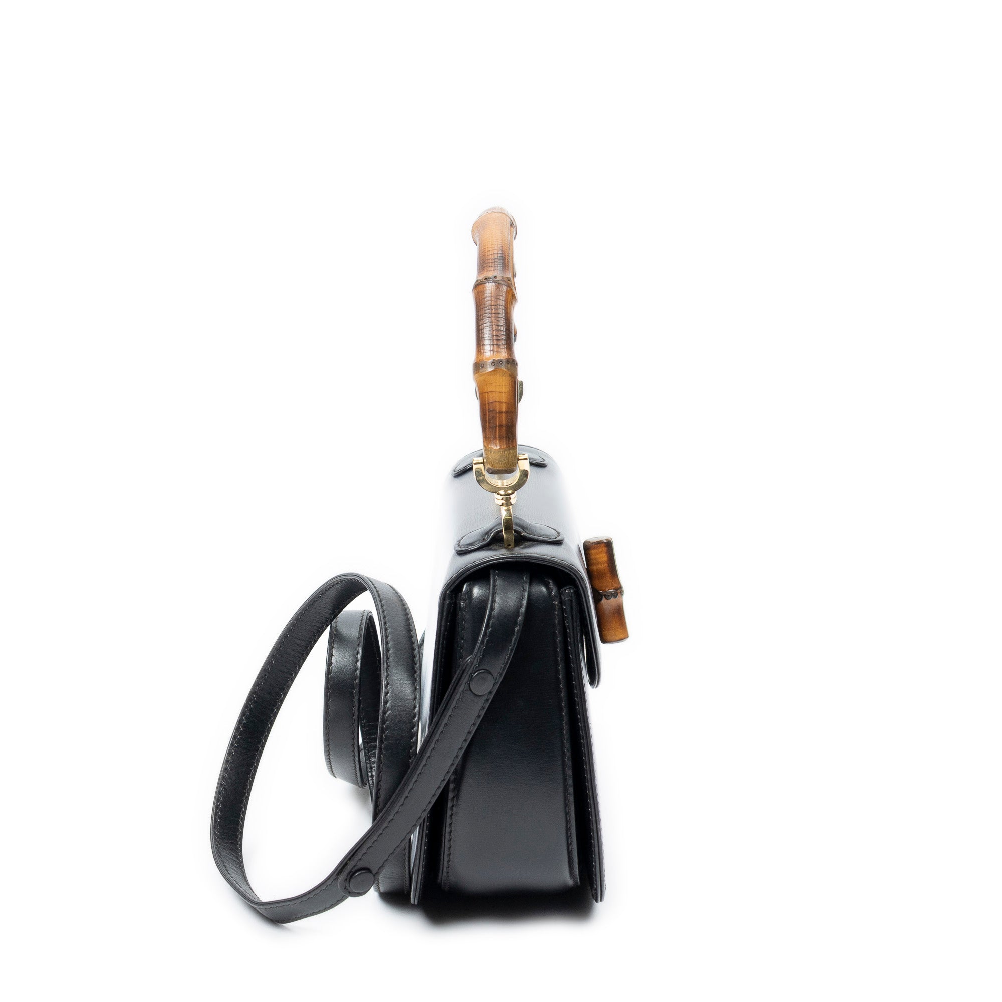 Bolso de hombro pequeño con asa superior de bambú y solapa en piel de becerro lisa negra