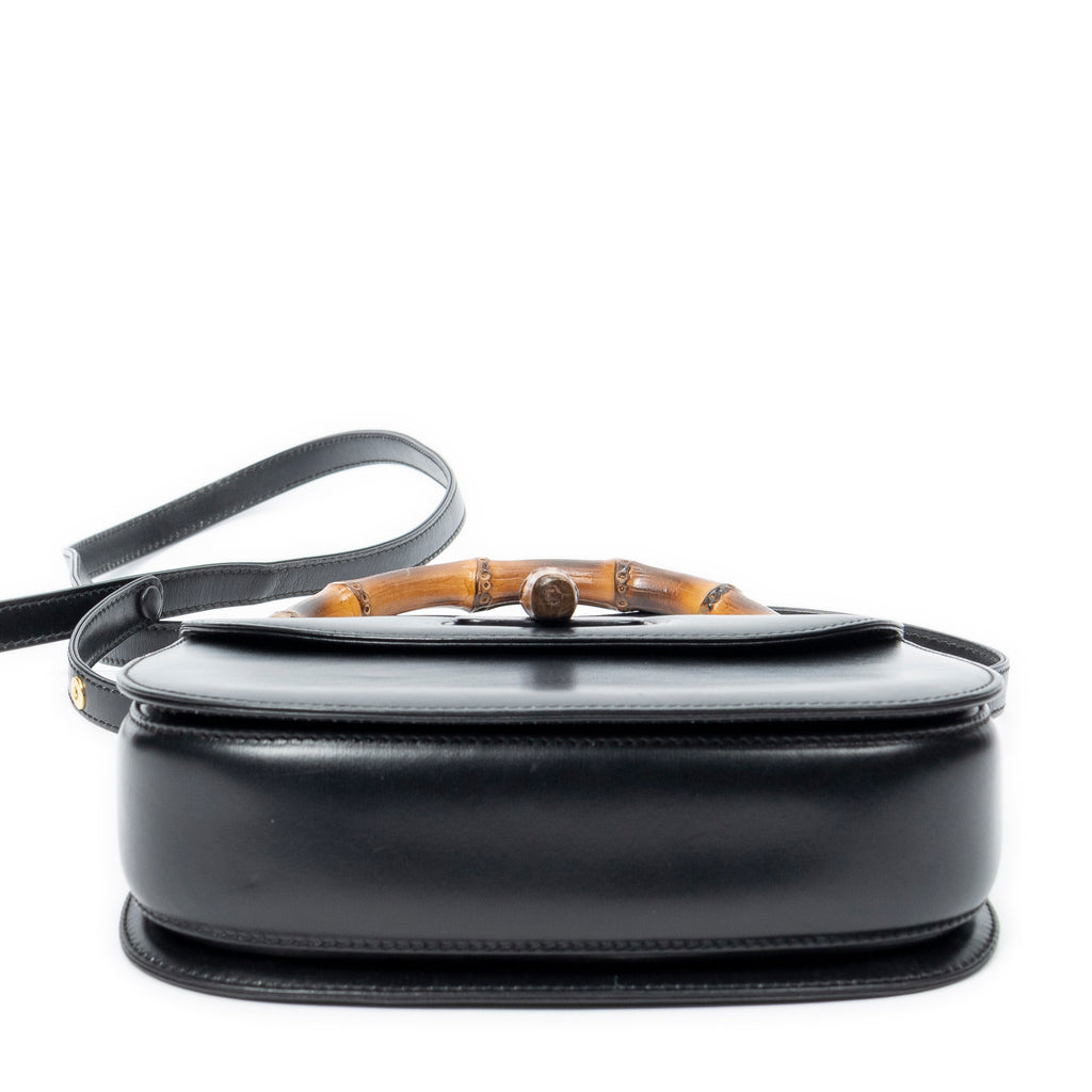 Bolso de hombro pequeño con asa superior de bambú y solapa en piel de becerro lisa negra