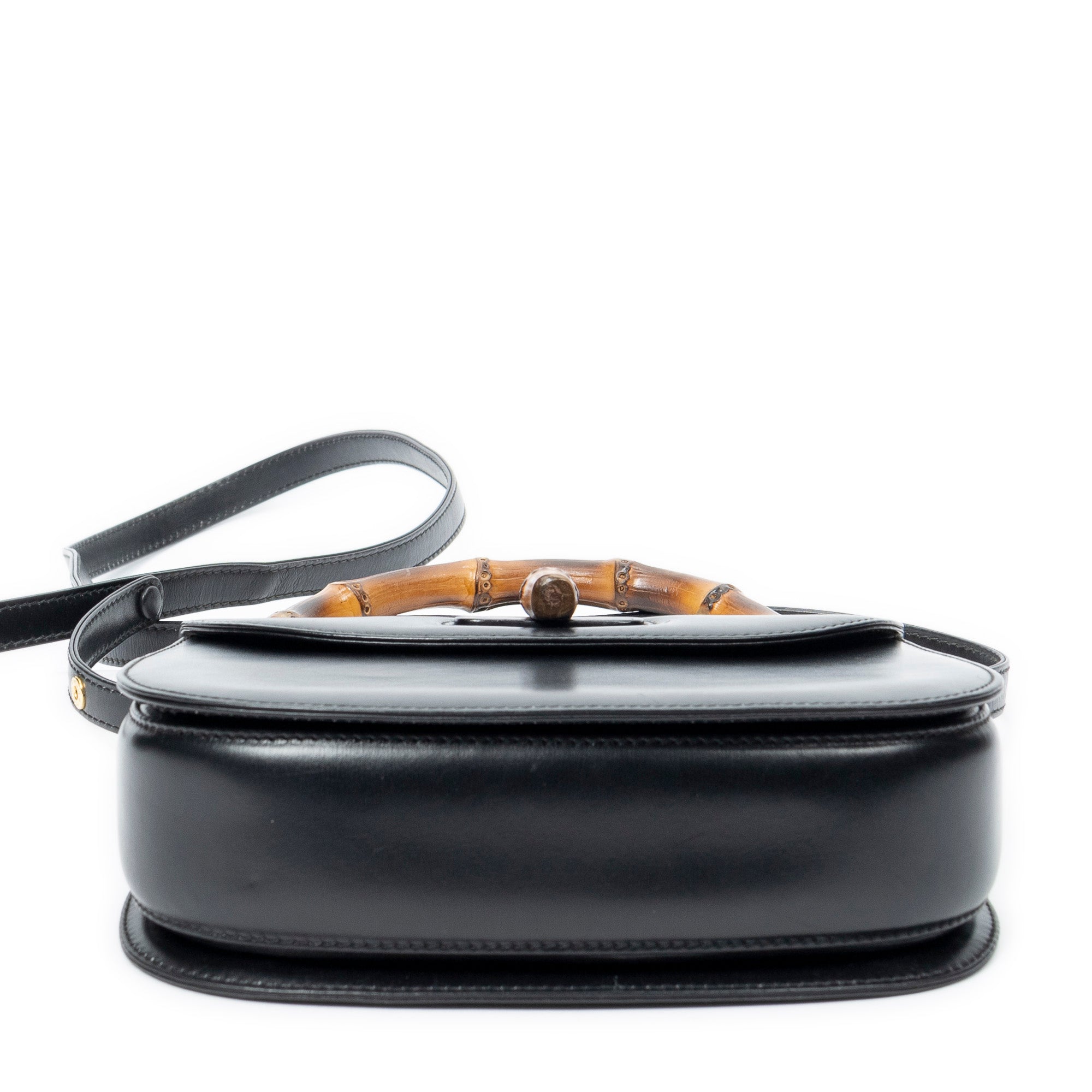 Bolso de hombro pequeño con asa superior de bambú y solapa en piel de becerro lisa negra