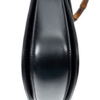 Bolso de hombro pequeño con asa superior de bambú y solapa en piel de becerro lisa negra