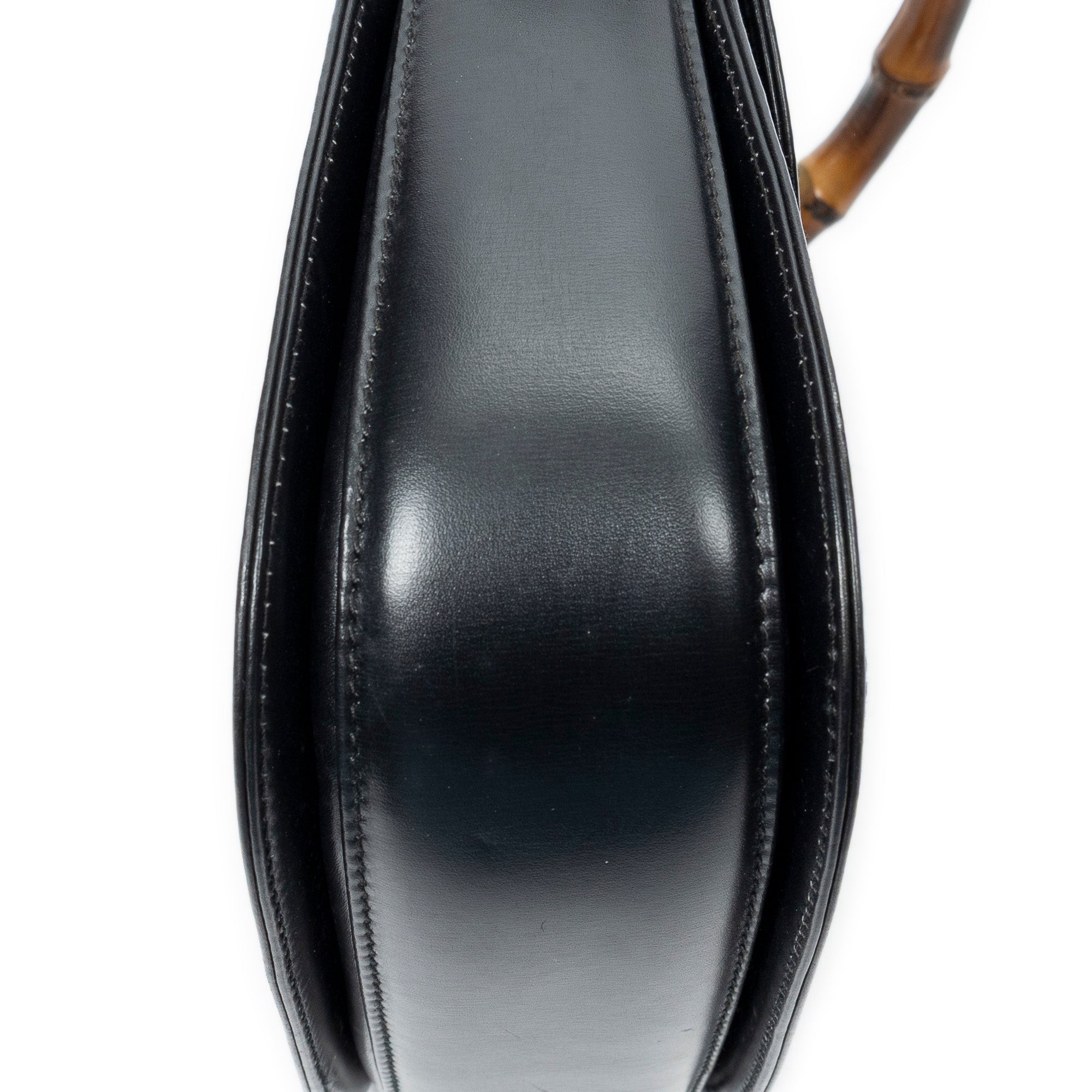 Bolso de hombro pequeño con asa superior de bambú y solapa en piel de becerro lisa negra