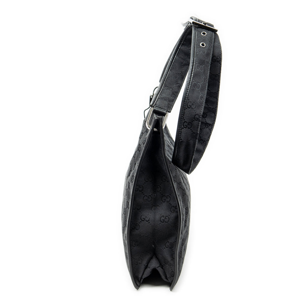 Bolso de hombro mediano plano tipo mensajero de lona negra con monograma