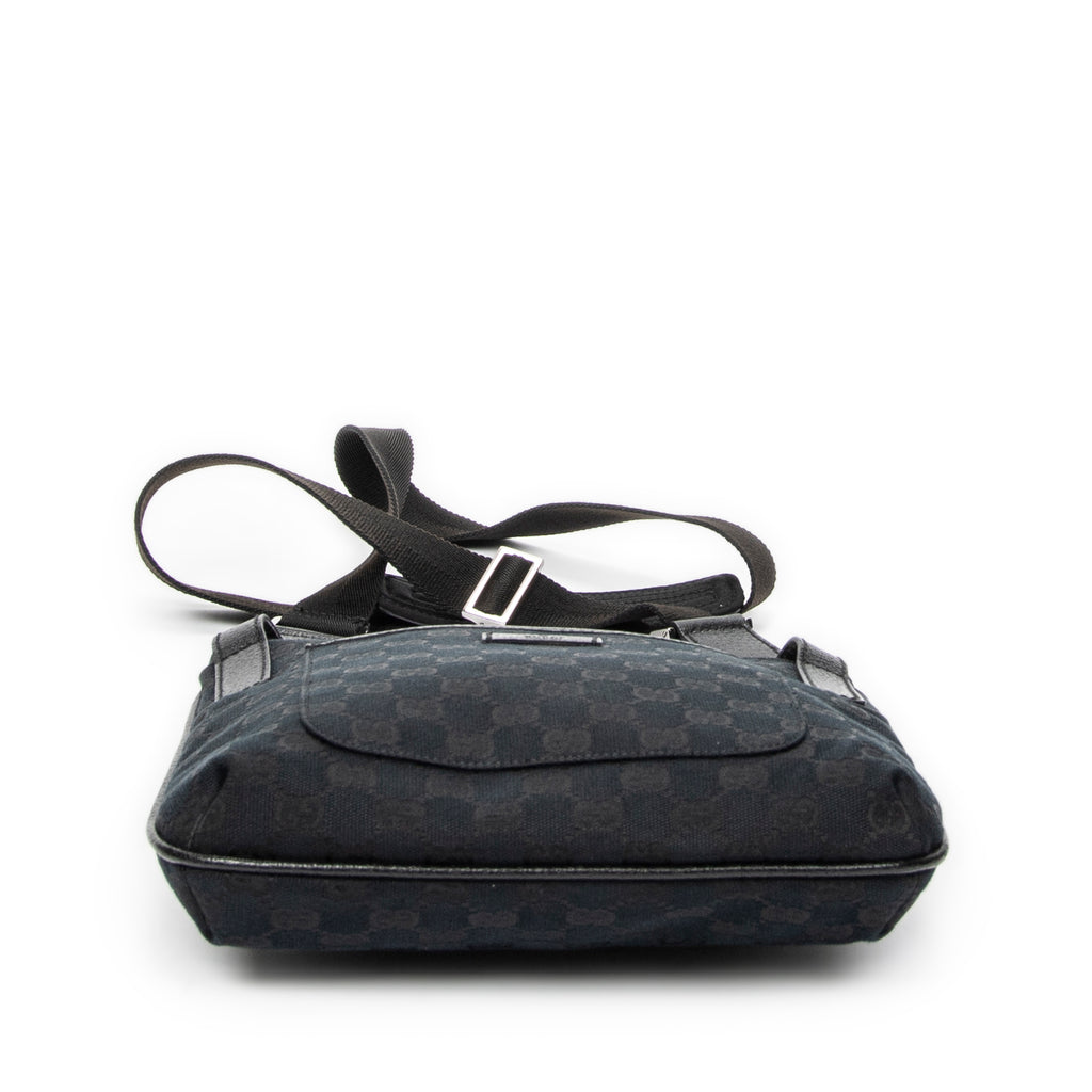 Bolso de hombro con bolsillo frontal abierto y bandolera de lona negra monograma