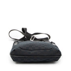 Bolso de hombro con bolsillo frontal abierto y bandolera de lona negra monograma