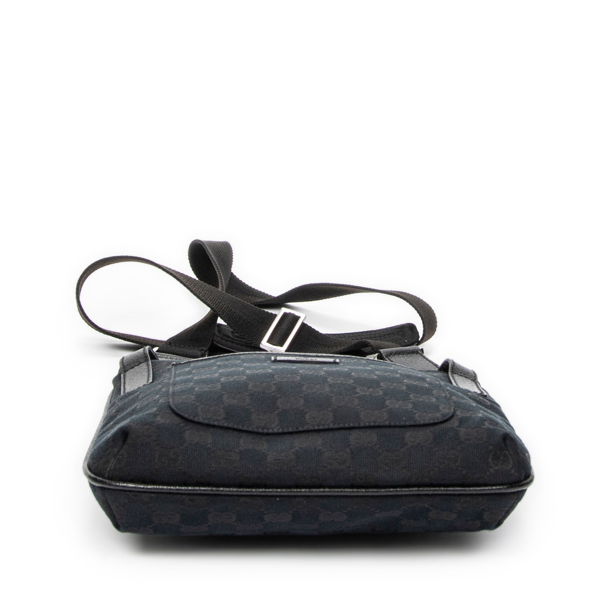 Bolso de hombro con bolsillo frontal abierto y bandolera de lona negra monograma