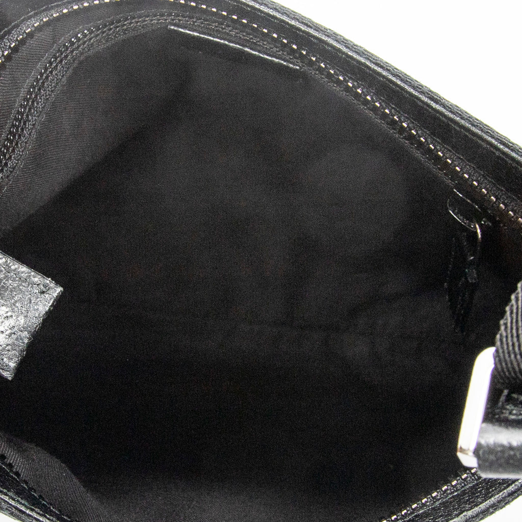 Bolso de hombro con bolsillo frontal abierto y bandolera de lona negra monograma