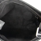 Bolso de hombro con bolsillo frontal abierto y bandolera de lona negra monograma