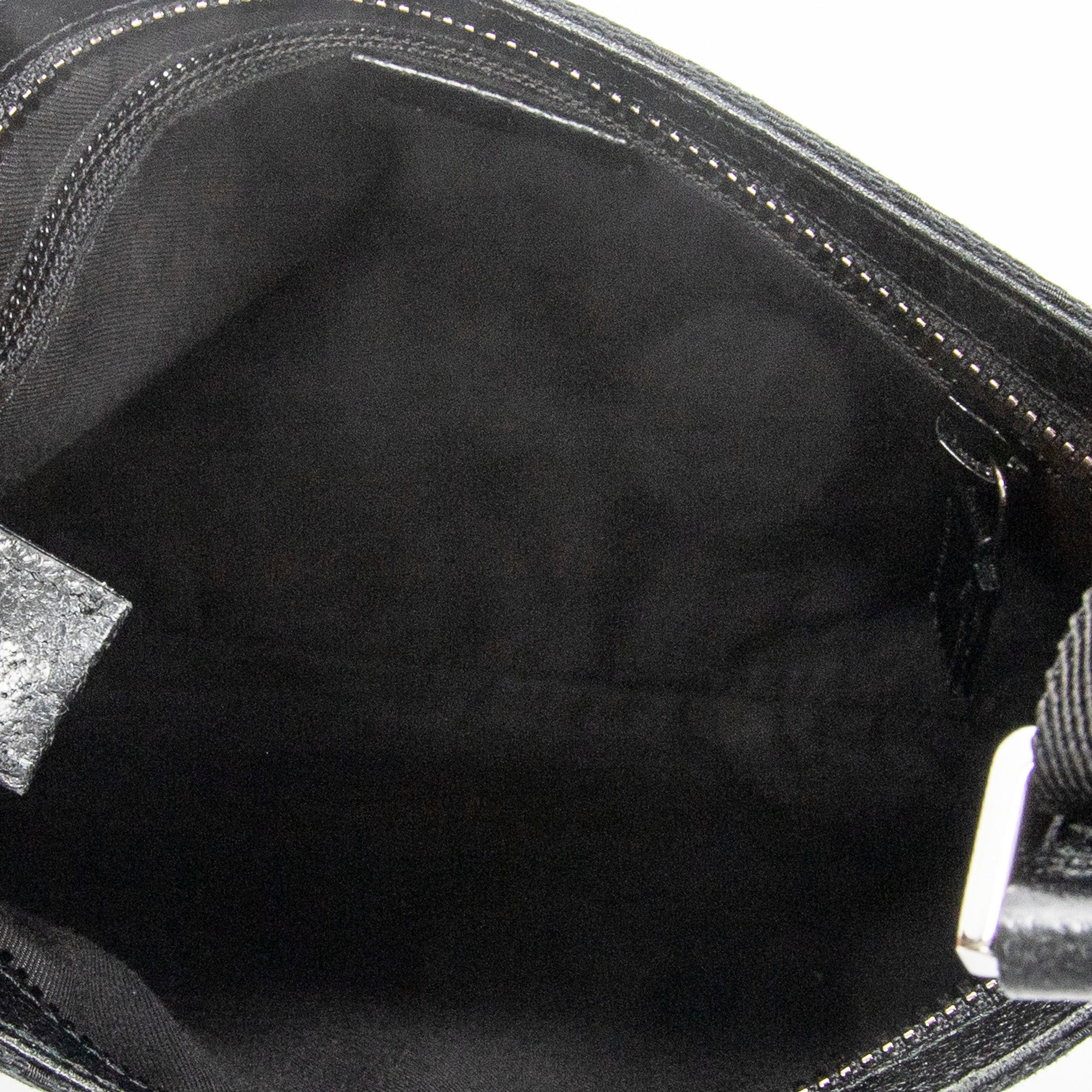 Bolso de hombro con bolsillo frontal abierto y bandolera de lona negra monograma